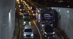Sopir Bus Tiba-Tiba Matikan Lampu saat Akan Menyalip, Jangan Panik Ini Artinya
