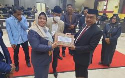 Hadiri Rapat Paripurna, Bupati Pasangkayu Serahkan Ranperda APBD 2023 kepada DPRD