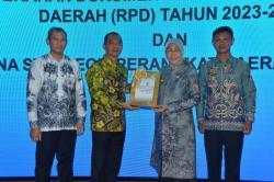 Bupati Barito Kuala Harapkan Penanaman Budaya Kinerja dari Penyerahan SAKIP SKPD 2022