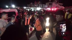 Kapal Cantika 77 Terbakar, Ratusan Penumpang Dievakuasi ke Pelabuhan Tenau Kupang<