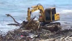 Pantai Kuta Bak Lautan Sampah Dipenuhi Potongan Kayu Berukuran Besar  