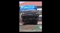 Standing saat Masuk ke Kapal, Pikap Pengangkut Sembako Terbalik di Pelabuhan
