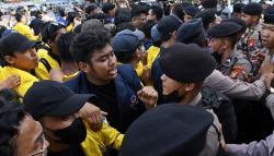 Peringatan Hari Sumpah Pemuda Diwarnai Aksi Saling Dorong BEM SI dan Polisi