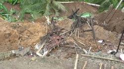 Jalan Antarkecamatan di Tasikmalaya Longsor, 2 Rumah 1 Warung Rusak Parah<