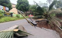 Ambles Sepanjang 20 Meter, Jalan Parungponteng Tasikmalaya Putus<