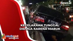 Pengemudi Diduga Mabuk, Mobil Mewah Tabrak Separator Busway di Slipi