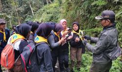  Pencinta Alam SMAN 1 Karangkobar Identifikasi 21 Jenis Tanaman Obat di Gunung Lawe