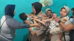 Cerianya Siti Fadillah Digendong Polwan, Bocah Idap Hidrosefalus yang Dibuang Orang Tua