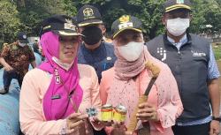 Razia Gelandangan di Kolong Jembatan Pipa Air Tanah Abang, Petugas Sita Obat Penenang hingga Lem