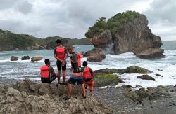  Jatuh dari Tebing, Pengunjung Pantai Jungwok Gunungkidul Hilang Digulung Ombak