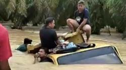 Gagal Terobos Banjir, Dump Truk di Aceh Tamiang Tenggelam dan Masuk Parit