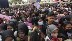 Ribuan Orang Berdesakan Melamar Kerja di Kota Batam
