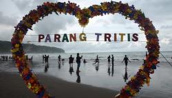 Menikmati Deburan Ombak Pantai Parangtritis di Ujung Senja Yogyakarta