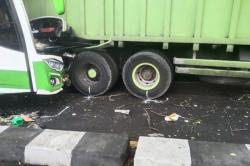 Bus Maju Lancar yang Tabrak Truk Bawa 20 Penumpang, 8 Orang Sempat Dilarikan ke RS
