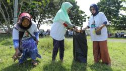 Nelayan Pendukung Ganjar Berbagi Sembako dan Bersih-Bersih Pantai Pangandaran