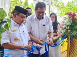 Bantu Nelayan Pasangkayu, Bupati Yaumil dan Direktur Logistik PDSPKP Resmikan Pabrik Es