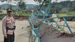  Jembatan Gantung 800 Meter di Tanggeung Cianjur Roboh, Ratusan Siswa Tak Sekolah<