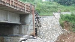 Tembok Penahan Tanah Retak, Proyek Jembatan Tajim di Gununghalu KBB Terhambat