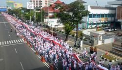 Kirab Merah Putih 1.001 Meter Peringati Hari Pahlawan di Kota Semarang