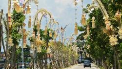 Meriahkan KTT G20, Penjor dan Bendera Negara Hiasi Jalan Protokol Bali 