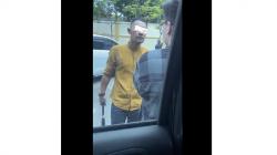Viral Pria Adu Mulut Berujung Pukul Penumpang Mobil Pakai Tongkat Baseball di Surabaya