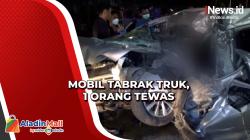 Mobil Ringsek usai Tabrak Truk Trailer di Tol Kebon Bawang