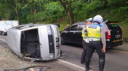 Minibus Hilang Kendali di Jalan Raya Cianjur-Cipanas, Tabrak Pemotor lalu Terbalik<