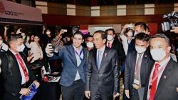 Momen Jokowi Cek Media Center G20 Bali, Jurnalis Asing Berebut Swafoto