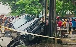 Disopiri Perempuan, Pajero Sport Seruduk Gerobak Gorengan dan Tambal Ban, Satu Tewas