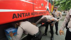 Pastikan KTT G20 Aman, Polisi Sweeping Penumpang Bus Tujuan Bali di Terminal Bungurasih<
