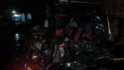 Adu Banteng 2 Mobil di Pangandaran saat Jalan Licin, Kendaraan Rusak Parah