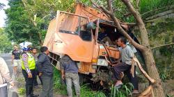Hindari Kecelakaan Fatal akibat Rem Blong, Sopir Tabrakan Fuso ke Pohon di Cianjur