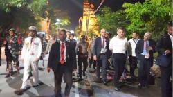 Momen Kapolda Bali Kawal Presiden Prancis Jalan Kaki 2 Kilometer usai Gala Dinner KTT G20<