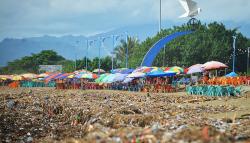Duh, Keindahan Pantai Padang Tertutup Lautan Sampah