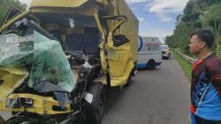 Truk Boks Tabrakan saat Melaju Kencang di Bahu Jalan Tol Cipularang, Kernet Tewas<
