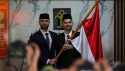 Sandy Walsh - Jordi Amat Pakai Peci Cium Bendera Merah Putih usai Resmi Jadi WNI