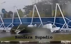 Puting Beliung Hantam Bandara Supadio, Kanopi Area Parkir Porak-Poranda