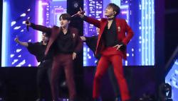 Penampilan Personel Boyband Korea iKon Meriahkan Grand Final TINBS 2022