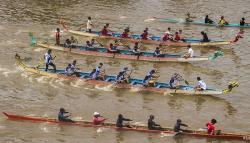 Keseruan Lomba Adu Cepat Perahu Naga di Sungai Martapura