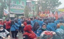 Minta UMP Naik Minimal 10 Persen, Ribuan Buruh Demo Kantor Gubernur Sumsel<