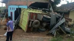 Truk Sawit Tabrak Rumah Warga di Tanjab Timur, Penghuni Kritis