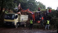 Akses Jalan Raya Puncak Tertutup Longsor akibat Gempa Cianjur