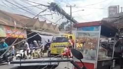 Papan Reklame Ambruk Timpa 2 Gerobak PKL di Batujajar KBB, Ini Dugaan Penyebabnya<