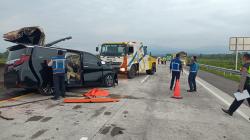 Kronologi Alphard Tabrak Truk Trailer hingga Tewaskan 3 Orang di Tol Solo-Semarang