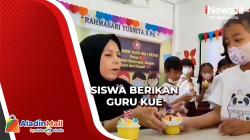 Menggemaskan, Siswa di Depok Berikan Kue Bertema Piala Dunia pada Hari Guru Nasional