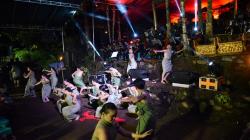 Konser Musik Orkestra Digelar di Lereng Gunung Ciremai Kuningan, Warga Terhipnotis<