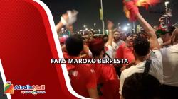 Kalahkan Belgia, Fans Maroko Berpelukan dan Berpesta