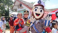 Badut Polisi Hapus Duka Anak-anak Korban Gempa Cianjur di Pengungsian