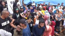 Preman Pensiun Hibur Korban Gempa Cianjur, Bergoyang Bersama di Pengungsian