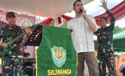 Sambangi Posko Pengungsian, Wakasad Beri Bantuan dan Hibur Korban Gempa Cianjur
